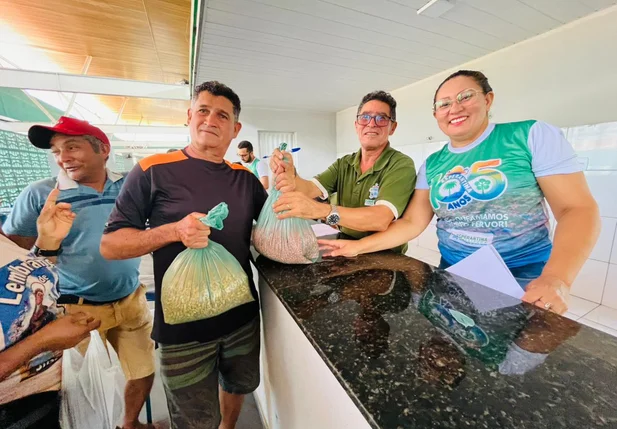 Prefeitura de Esperantina entrega sementes de milho e feijão
