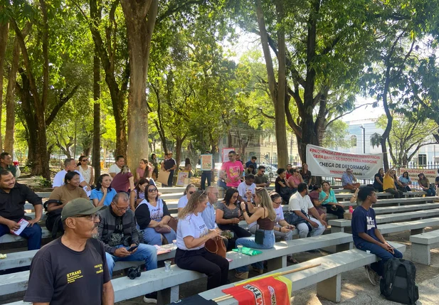 Assembleia de profissionais da educação no Centro de Teresina