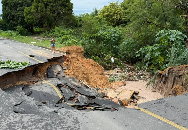 Cratera se abre após fortes chuvas na zona sudeste de Teresina
