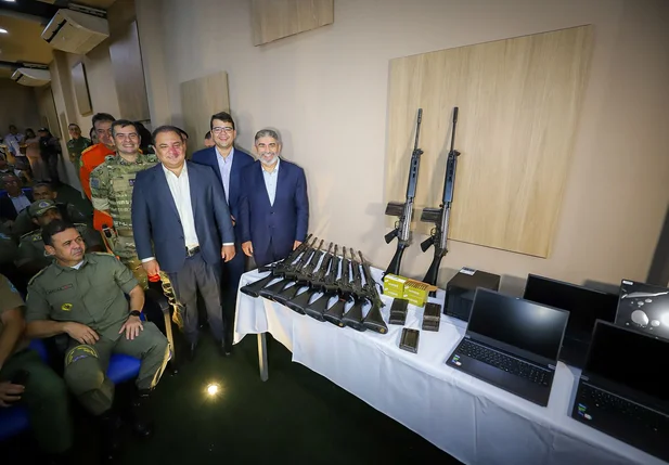 Entrega de 50 fuzis para a Polícia Militar do Piauí