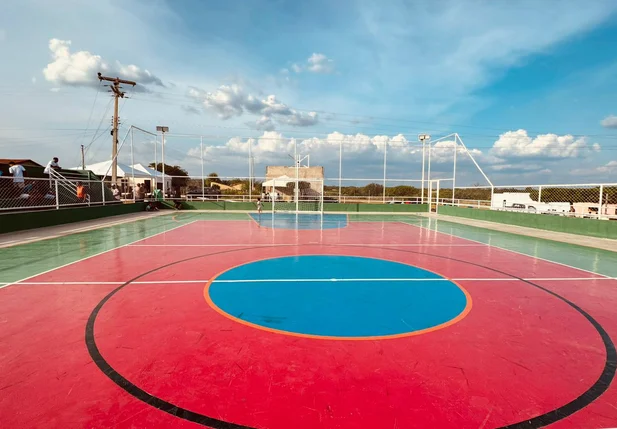 Prefeito de Coronel José Dias inaugura quadra poliesportiva