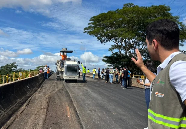 DER-PI executa serviço de manutenção na Ponte Leonel Brizola