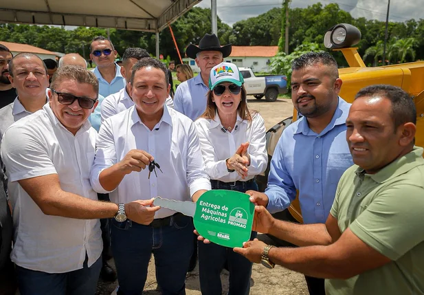 Entrega de maquinários para sete municípios piauienses