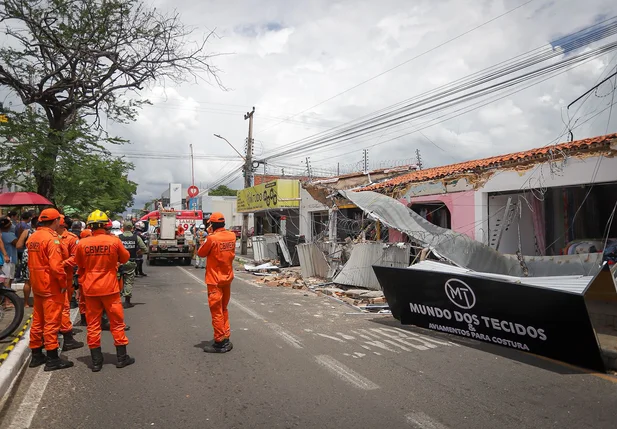 Fachadas de lojas desabam na Avenida Principal do Dirceu