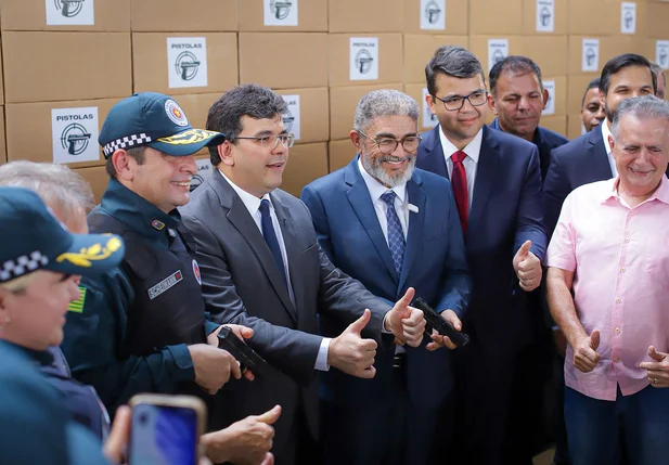 Governador Rafael Fonteles entrega armas e novo fardamento da PM