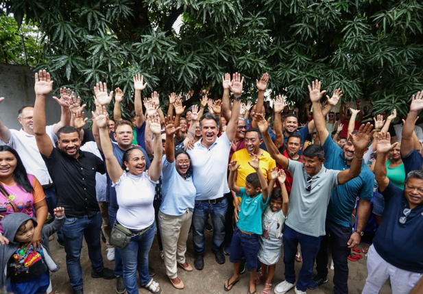 Senador Ciro Nogueira percorre bairros de Teresina