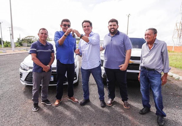 Ciro Nogueira entrega veículos em São Luís do Piauí