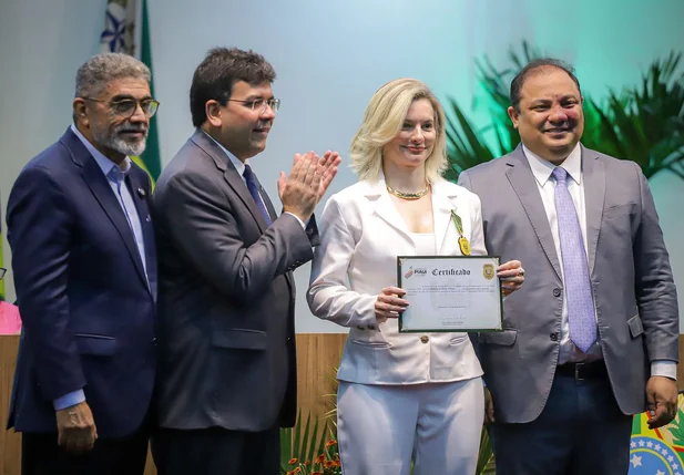 Governador Rafael Fonteles entrega medalhas a mais de 150 policiais
