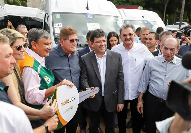 Ministro Wellington Dias entrega mais de 50 vans do MobSuas para cidad
