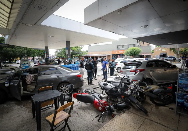 Policial militar perde controle de carro e atinge seis veículos