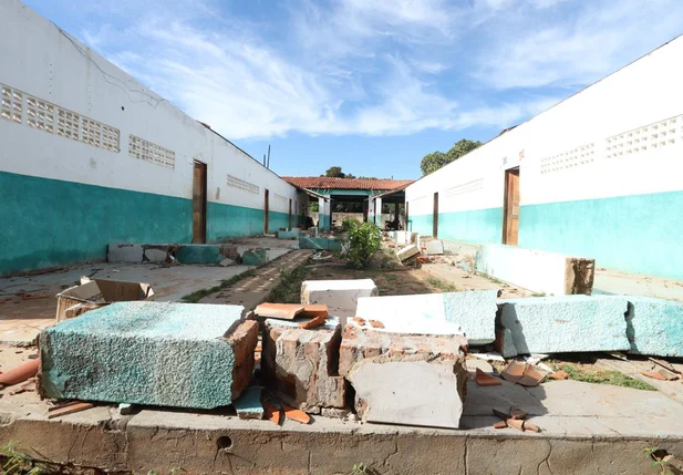 Prefeitura de Curimatá inicia reforma da Escola Enir Guerra no bairro
