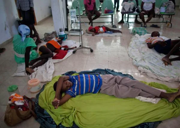 Haitianos infectados recebem tratamento contra cólera no c