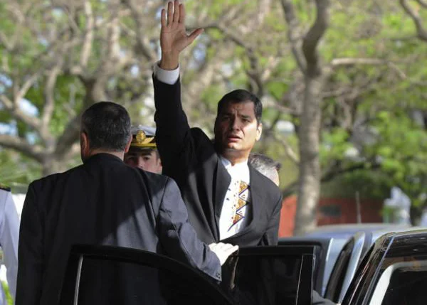 O presidente do Equador, Rafael Correa, acena ao chegar a 