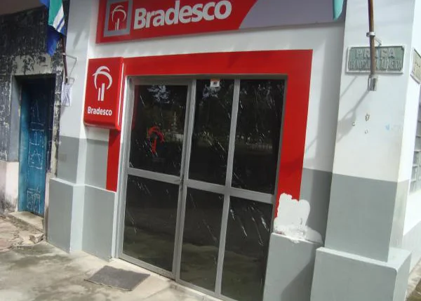 Caixa eletrônico do Banco Bradesco é arrombado em Monsenho