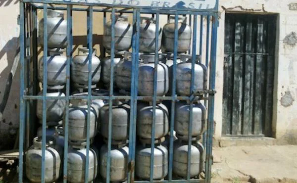 Botijões de gás de cozinha armazenados e revendidos clande