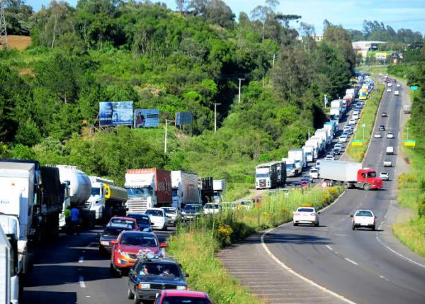 Caminhoneiros em greve bloqueiam rodovias federais pelo pa