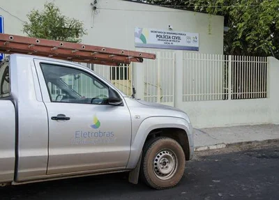 Carro da Eletrobras em frente a delegacia da cidade de Coc