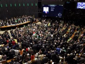 Câmara Federal aprova pedido de impeachment da presidente 