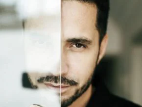Latino assume compulsão sexual