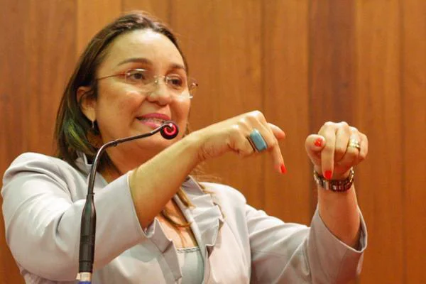 deputada Flora Izabel 