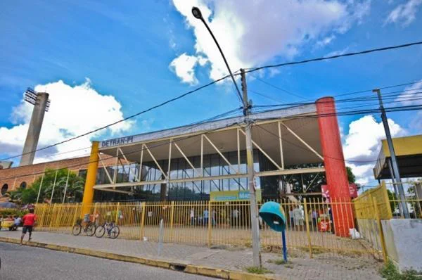 Detran alerta para transporte irregular de cargas em motos