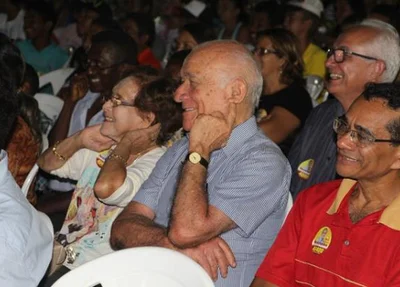 Ex-governador Bona Medeiros ao meio