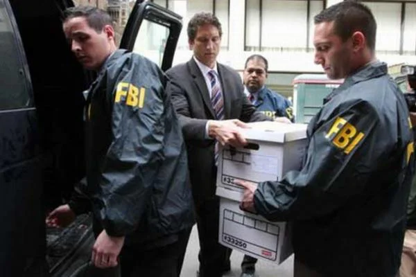 FBI transporta documentos que serão usados em processo con