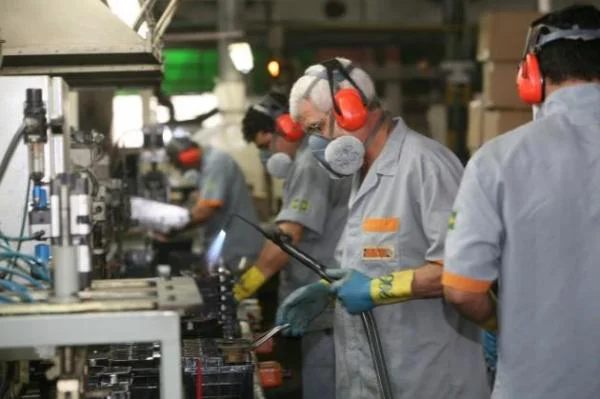 Indústria brasileira tem recuo de 1,4%