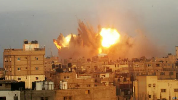 Israel pede para palestinos deixarem Faixa de Gaza