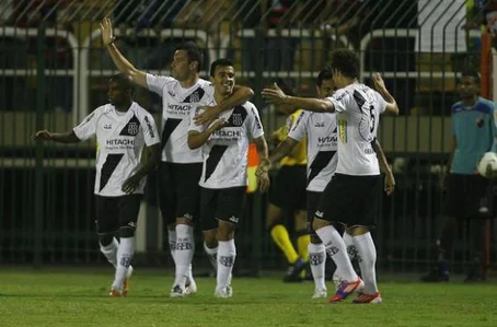 Jogadores da Ponte Preta comemoram gol da vitória marcado 
