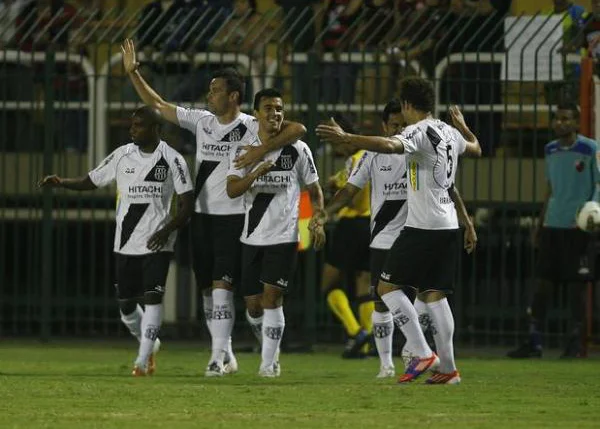 Jogadores da Ponte Preta comemoram gol da vitória marcado 
