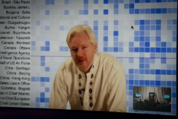 Julian Assange se refugiou em junho na embaixada do Equado