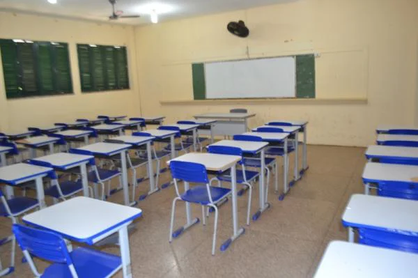 Na Escola Normal de Picos salas de aula estão vazias
