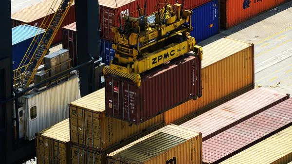 Navios e containers no terminal BTP, no Porto de Santos 