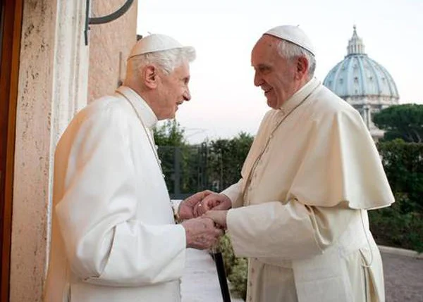 O Papa Emérito Bento XVI recebe Francisco na sua casa no V