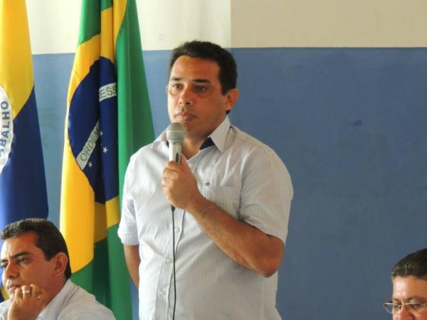 O prefeito de Curralinhos Reginaldo Soares