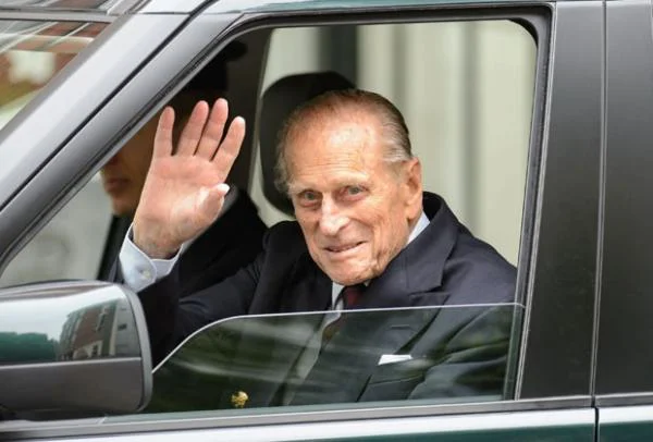 O príncipe Philip acena ao deixar hospital em Londres nest