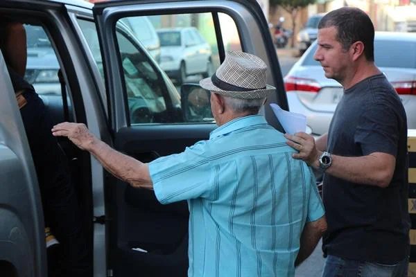 Proprietário sendo conduzido ao Greco 
