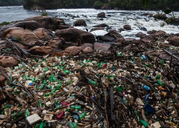 Rio Tietê em Salto tem centenas de garrafas PET acumuladas