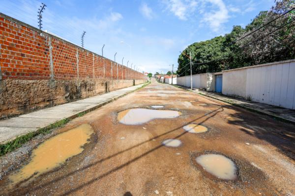 Rua cheia de buracos no bairro campestre
