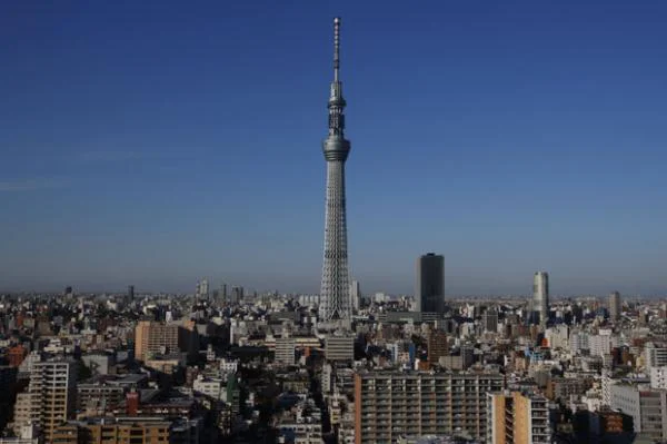 Tokyo Sky Tree é vista entre edifícios de Tóquio, que ao s