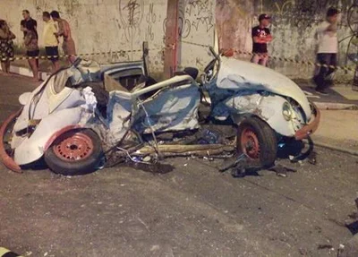 Veículo que os jovens estavam ficou destruído
