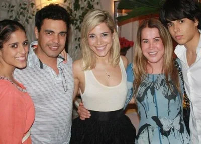 Zezé de Camargo posta foto com Zilu e família