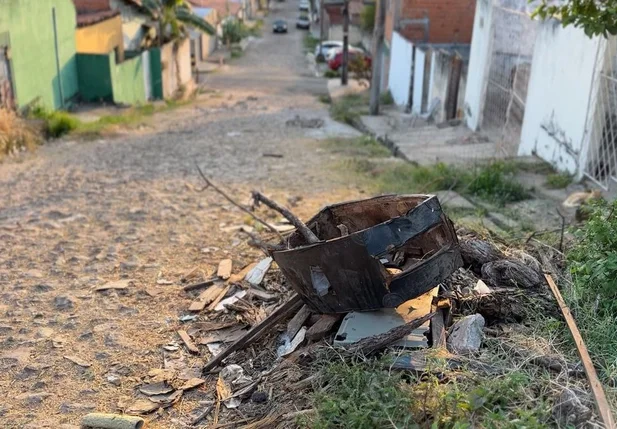 Moradores denunciam buracos e acúmulo de lixo em rua no Bueno Aires