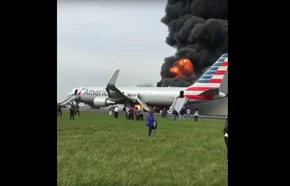 Avião pega fogo com 161 pessoas em aeroporto de Chicago