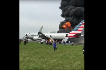 Avião pega fogo com 161 pessoas em aeroporto de Chicago