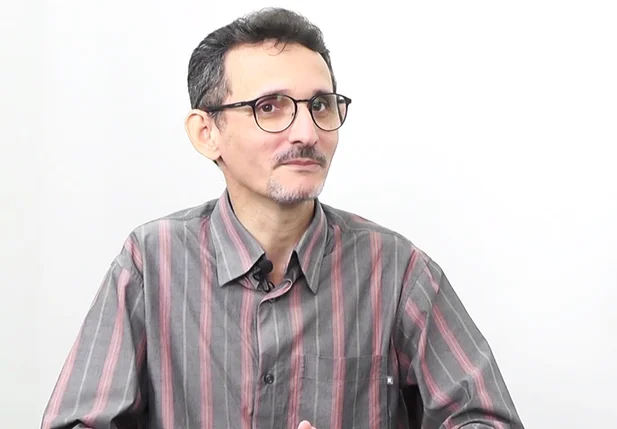 Professor Dílson Lages lança o livro Capoeira de Espinhos