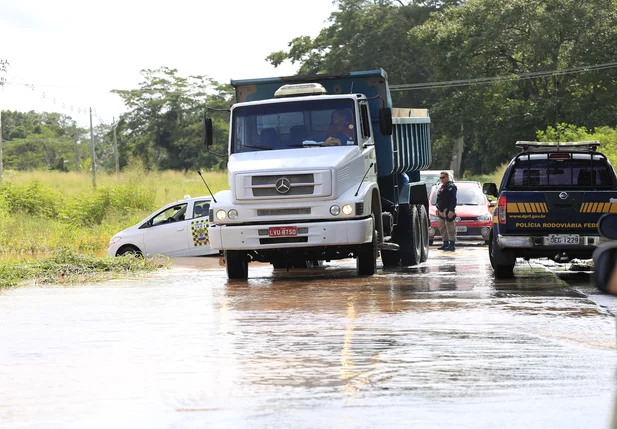 Chuvas causam transtornos no trânsito de Teresina