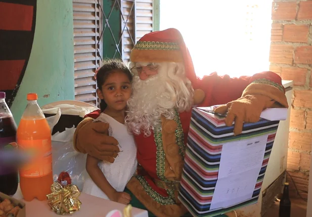 Criança tem sonho realizado por Papai Noel dos Correios
