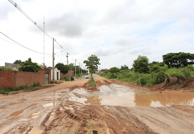 Moradores dividem espaço com lama após chuva no Mário Covas